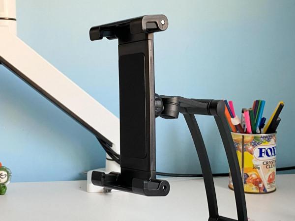 打造清爽的膝上型電腦桌面，只需用幾個小物件