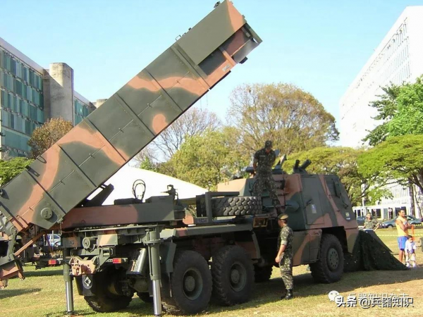 巴西升級版“阿斯特羅斯”Ⅱ多管火箭炮首次進行實彈測試