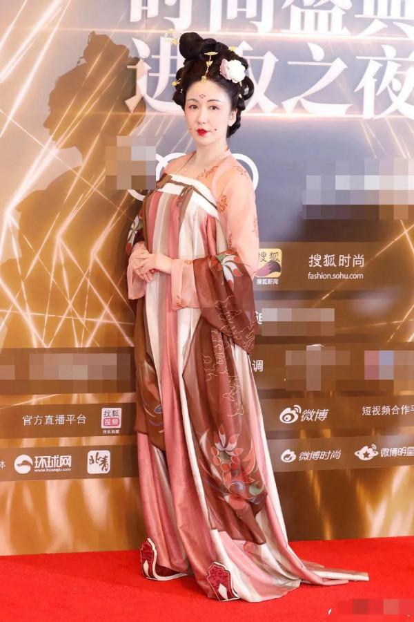 搜狐盛典，楊穎豔壓群芳，婁藝瀟唐裝吸睛，看不懂海陸的牛奶妝