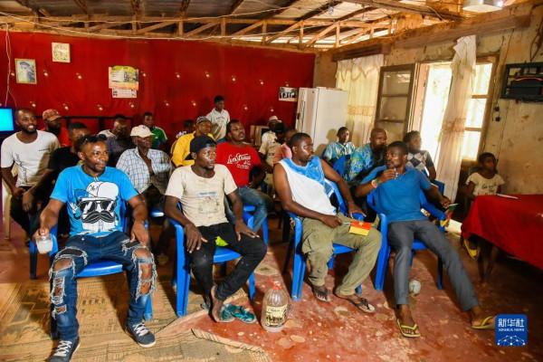 中國建設的&OpenCurlyDoubleQuote;萬村通&rdquo;讓喀麥隆村民家門口看上了非洲杯