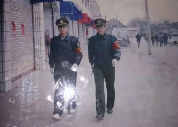 1997年,江西悍匪萬光旭,一人對戰37名軍警2小時,後被當場射殺 1997年,江西悍匪萬光旭,一人對戰37名軍警2小時,後被當場射殺