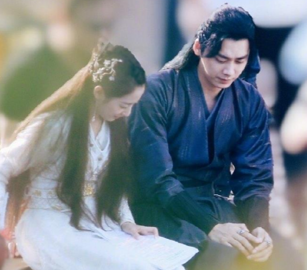 滿臉褶子、眼神猥瑣，明明都這麼老了，就別硬尬“少年感”了