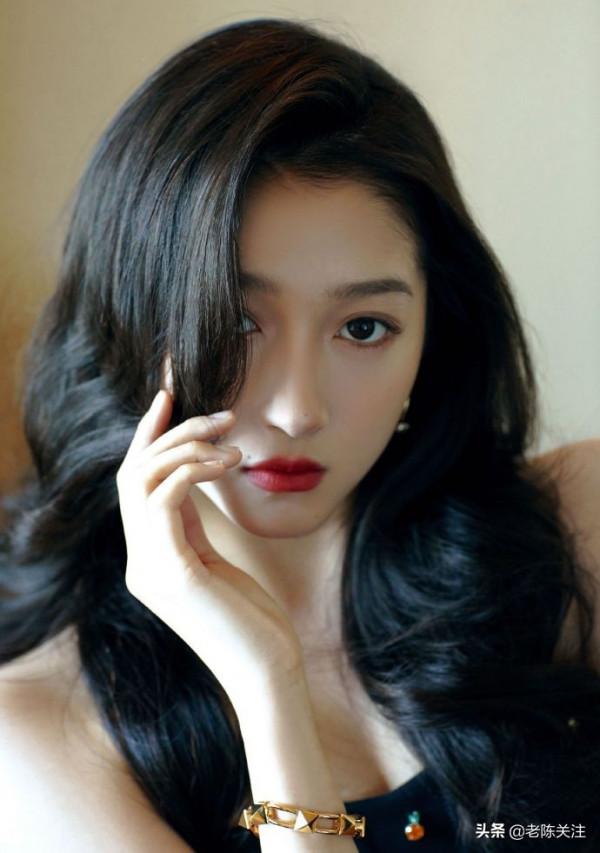 關曉彤露肩小禮服美感爆棚 ​​​​