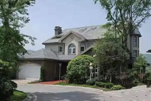 重慶富豪,一個月生活費20萬,破產後妻離子散,80歲母親住養老院 重慶富豪,一個月生活費20萬,破產後妻離子散,80歲母親住養老院