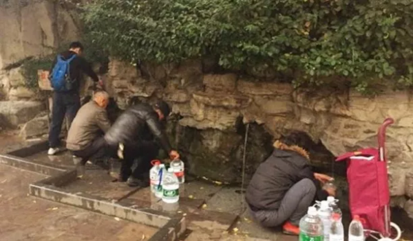 沒有什麼能阻止濟南人打泉水了 沒有什麼能阻止濟南人打泉水了