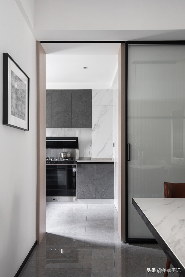 堅持極簡主義的浙江夫婦，把家裝修得一塵不染，透著骨子裡的高階