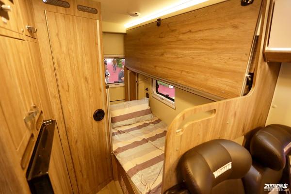 秉承實用派，空間感強，適合兩人旅居的衛航V590縱置上下床版房車