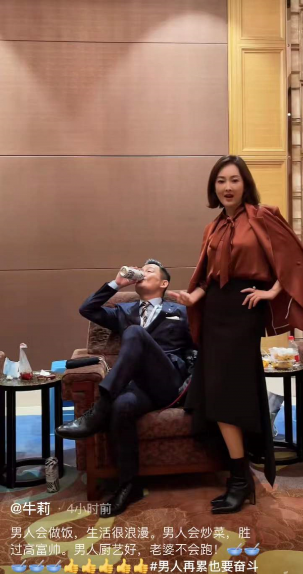 54歲景崗山罕見露面，與牛莉同框共舞，身邊擺滿酒瓶站都站不穩