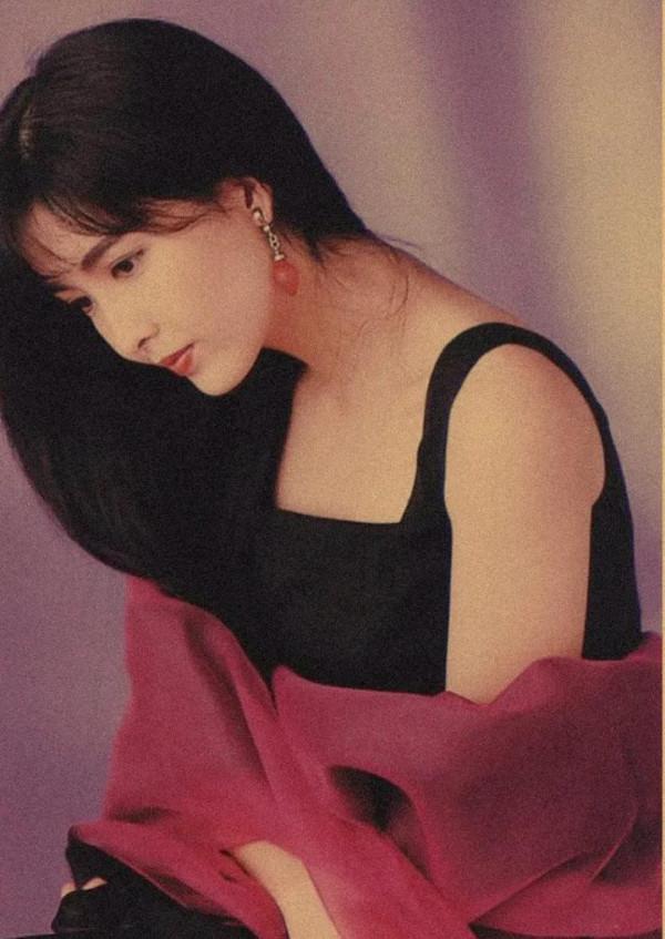 照片雖然陳舊發黃，依然珍貴的記錄下周慧敏的青春美麗