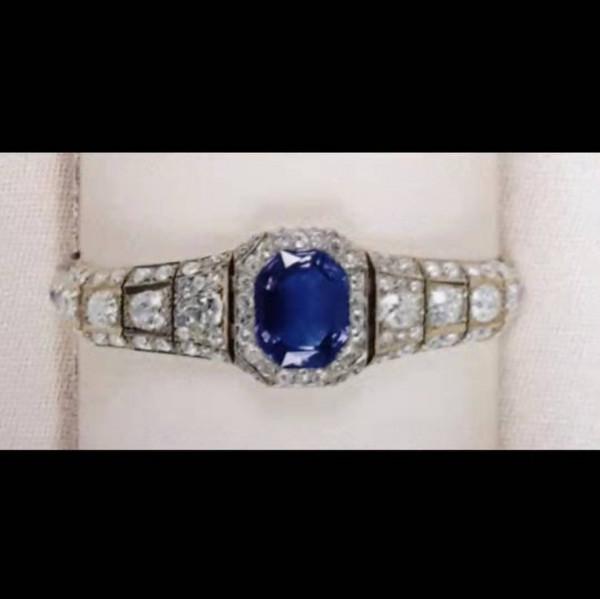 英女王的手鍊好精美，有條十幾歲就開始戴，還有個在她一歲照片上