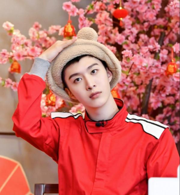 範丞丞錦鯉體質讓人羨慕!扔飛鏢中了手機,曾在年會中了2000元 範丞丞錦鯉體質讓人羨慕!扔飛鏢中了手機,曾在年會中了2000元