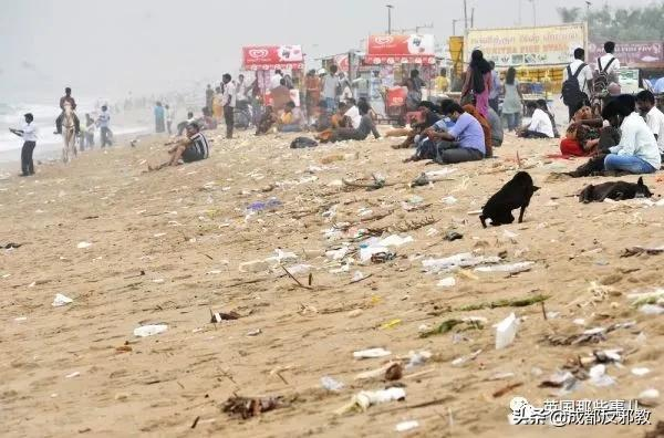 印度海灘被有毒泡沫包圍，孩子們卻把它當成了遊樂場