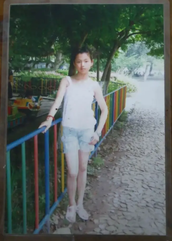 楊超越：從流水線打工人到走紅，讓多少二代們不服氣但又無可奈何