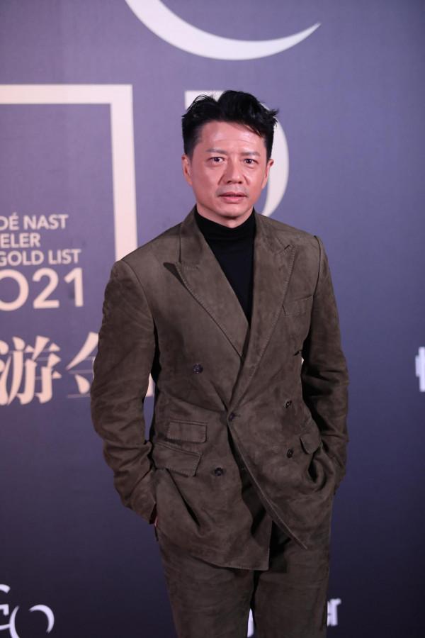 段奕宏一身卡其色西裝出席紅毯,神情稍顯拘謹,但依舊帥氣 段奕宏一身卡其色西裝出席紅毯,神情稍顯拘謹,但依舊帥氣