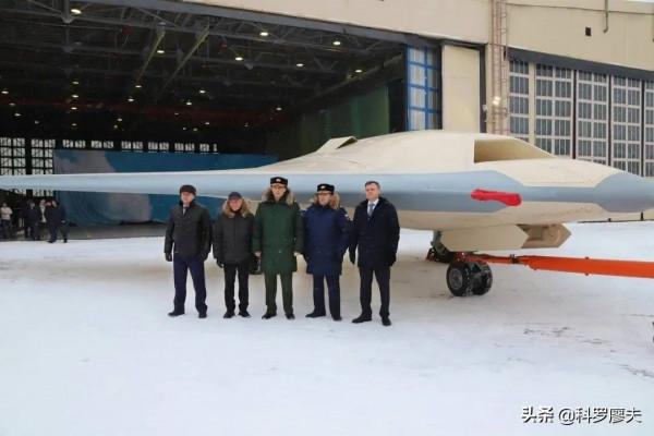 俄推出獵人-B無人機，扁形尾噴口隱身設計，終於攆上中國攻擊-11