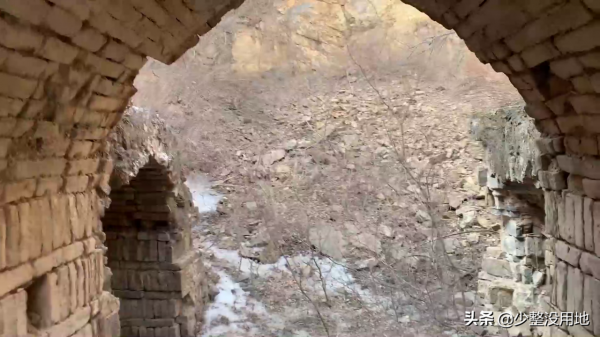 尋找阜新縣大山深處的千年古墓，野草叢生，一片荒涼