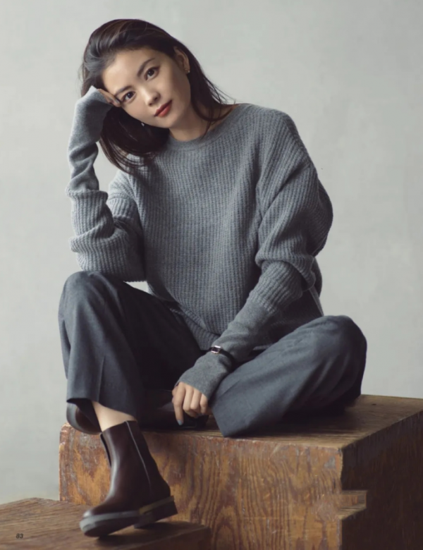 董璇女兒小酒窩繼承她的好氣質，對著鏡頭凹造型，比媽媽還有範兒