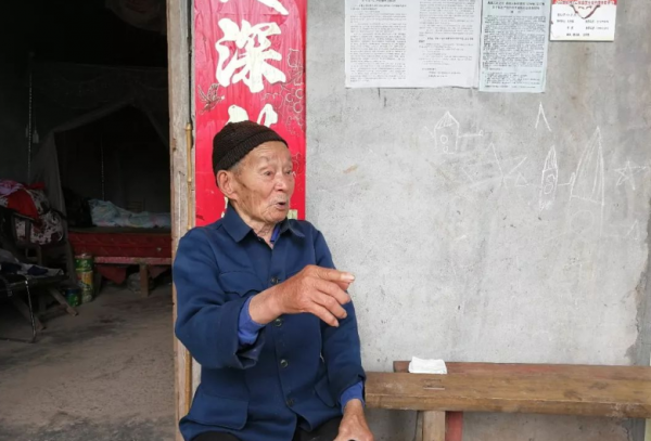 94歲老農申請掛光榮牌,被嘲諷老糊塗了,他默默掏出一堆軍功章 94歲老農申請掛光榮牌,被嘲諷老糊塗了,他默默掏出一堆軍功章