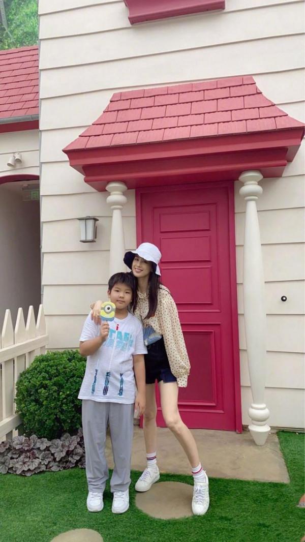 黃聖依帶兒子游玩，波點裙看起來很唯美，粉絲：這是姐弟倆嗎？