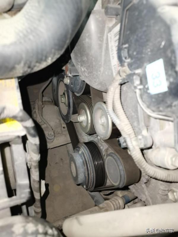 09年的雷克薩斯IS300開價13萬,開啟機蓋一顆螺絲未動,能買嗎? 09年的雷克薩斯IS300開價13萬,開啟機蓋一顆螺絲未動,能買嗎?