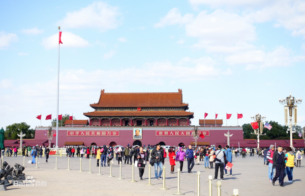 毛主席新畫像掛上天安門後，北京市民提出意見：為何只有一隻耳朵