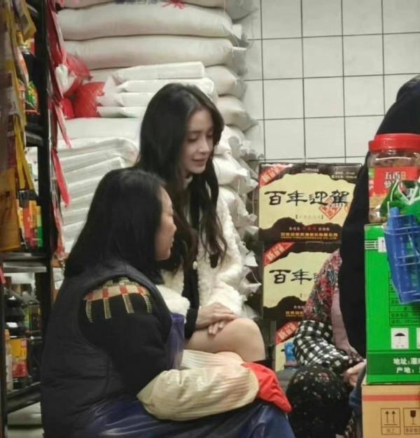 Angelababy穿針織毛衣活力十足 五官精緻眼神有戲