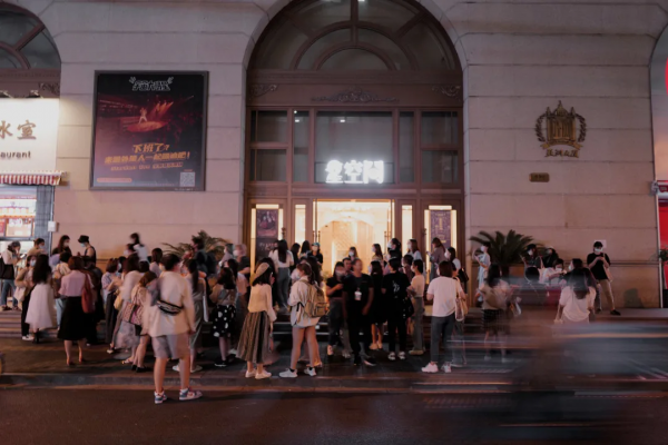 上海有棟“神秘”大廈，每晚都在上演一千零一夜