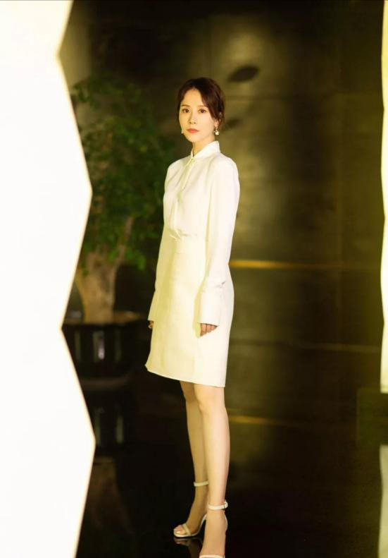 “國民媳婦”海清，一雙一字帶高跟鞋，搭配出百變風格好氣質