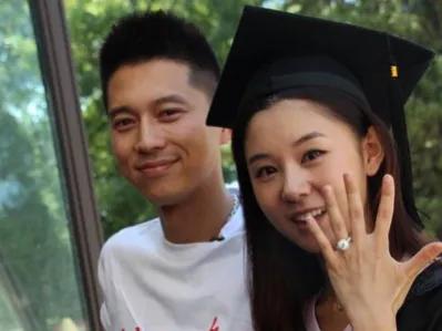 嫁給初戀的這幾位女星幸福得像花兒