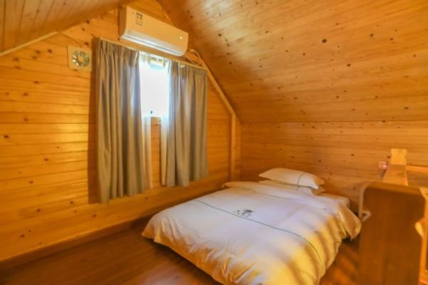 周邊遊｜住進小木屋泡私湯，乘網紅小火車玩彩虹滑道