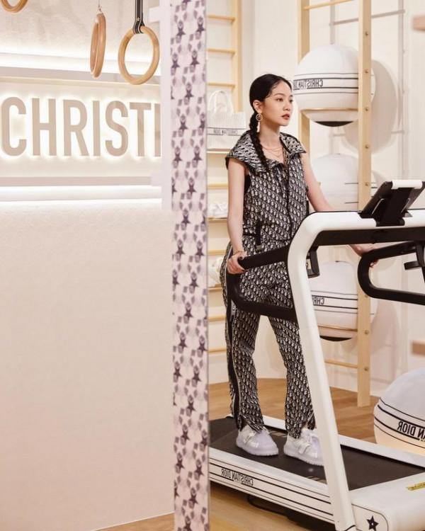 辰亦儒老婆挺有少女感，穿全身Dior套裝名媛範兒十足！扎馬尾俏皮