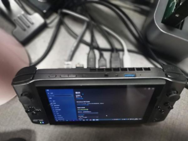 遊戲機不玩的時候用來辦公可以嗎？6399元掌上電腦接上底座就可以