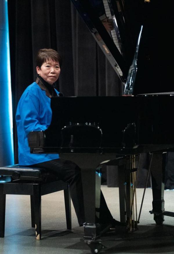 清華保潔阿姨登臺彈鋼琴，發言很有水平，還給大學生&OpenCurlyDoubleQuote;上了一課&rdquo;