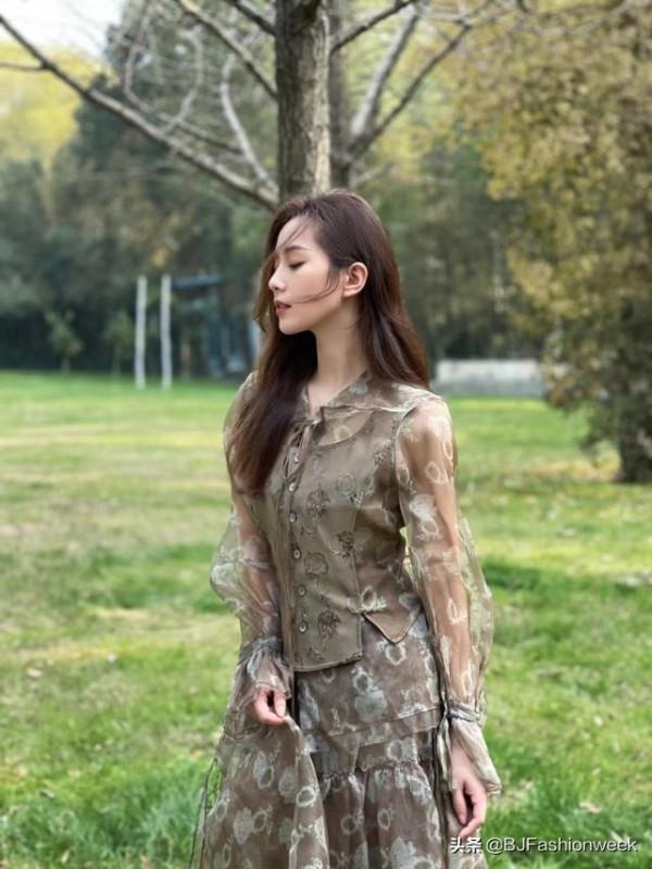 劉詩詩日常穿搭，經典又耐看，春天照著穿就很有範兒