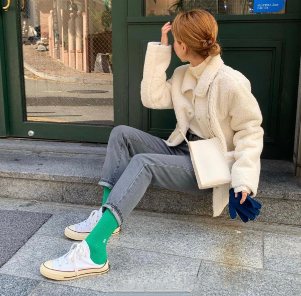 冬季別總披頭散髮，試著扎個韓系低馬尾，配上精緻穿搭特顯氣質