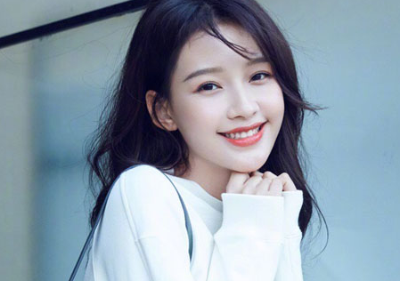 蘿莉臉太騙人！竟是隱形高個，看臉150看腿170，原來錯怪男星矮了