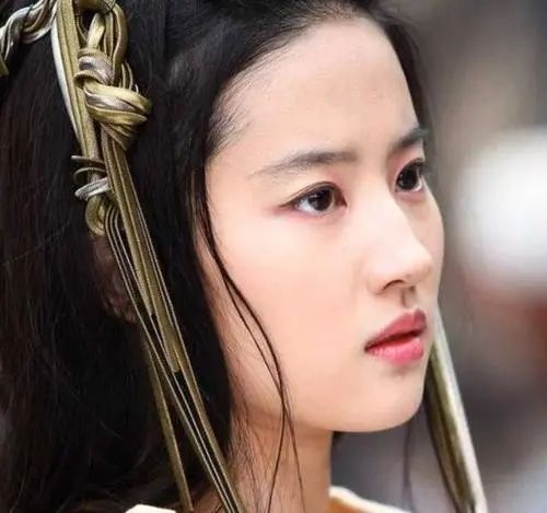 不整容、不遮醜，這些有瑕疵的女明星，個個把瑕疵變特點