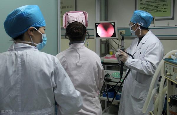 55歲男子咽喉乾燥、發癢，自以為“咽炎”，醫院檢查後男子崩潰了