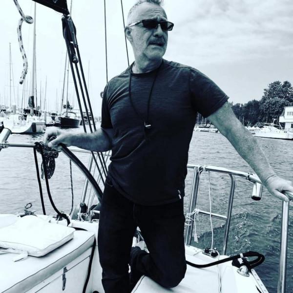 美國教授出海遊玩偶遇一群海豚，竟救回一個漂流了12小時的女子