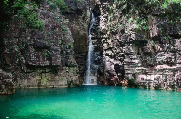 據說，那裡很美有一道一千萬年前形成的絕美傷痕那就是廣東大峽谷