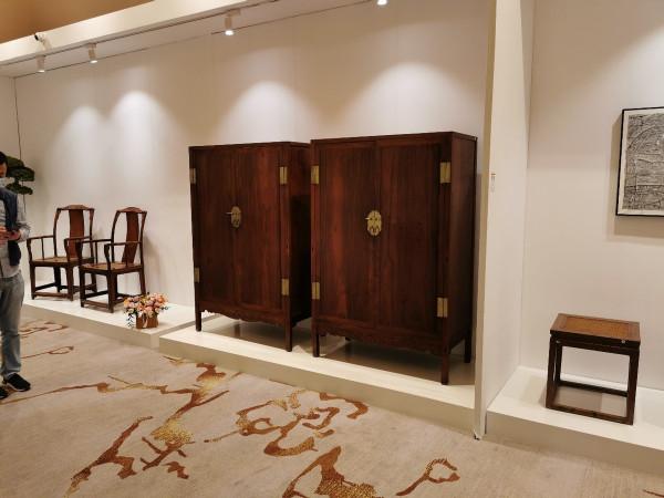 壼門舒展、卷草飄逸,黃花梨方角櫃工手不凡 壼門舒展、卷草飄逸,黃花梨方角櫃工手不凡