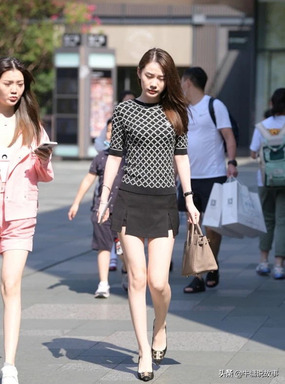 黑色麻紋上衣混搭黑色短褲也很美 黑色麻紋上衣混搭黑色短褲也很美