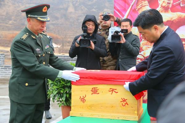 一家三代守無名烈士墓73年，烈士身份被揭開時，其女兒已年過7旬