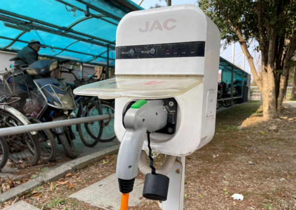 車主說車：&OpenCurlyDoubleQuote;老頭樂&rdquo;和江淮iEV6E誰更強？退休工程師給你答案