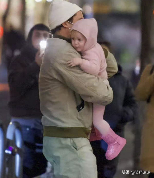 水果姐精靈王子女兒首曝光，金髮大眼好像奧蘭多，肉臉嘟嘟好可愛
