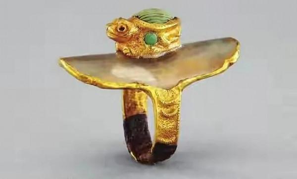 開山採石炸出千年古墓，墓內陪葬品奢華，墓主身份成謎