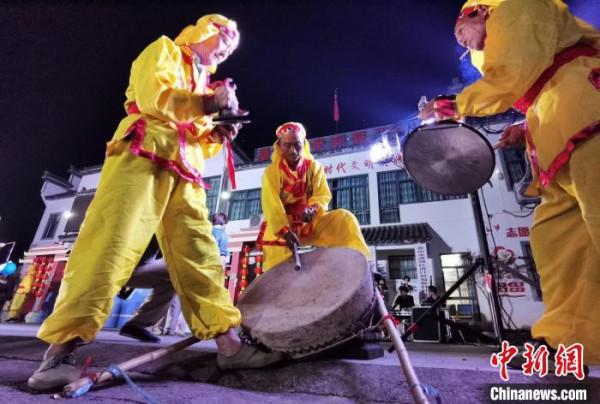 皖南古村中秋上演“舞草龍”傳統民俗
