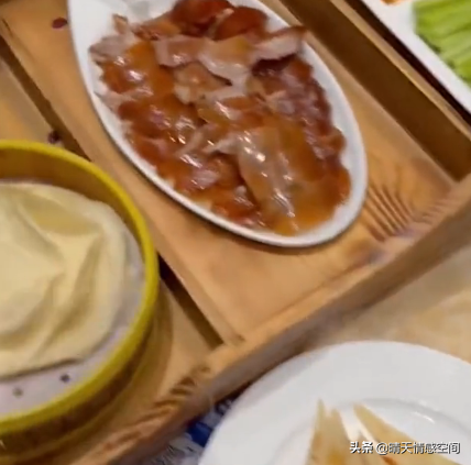 美國滑雪小姐姐臨走時瘋狂點菜，哭著說再不點，以後就吃不到了