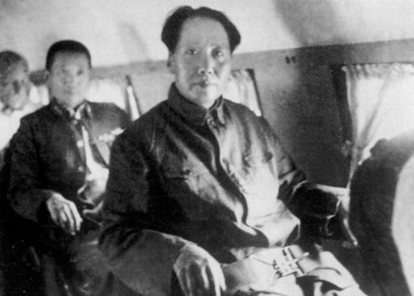 重慶談判時，每天抽50支菸的毛主席，被蔣介石評價：毛此人不可輕視