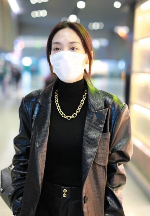 四五十歲的女人別直接穿毛衣，學潮流達人的打扮，配毛衣鏈太洋氣